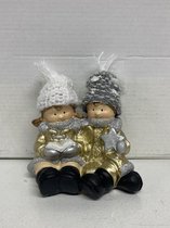 Kerstbeeldjes - Set van 2 stuks aan elkaar- Kerst jongen & meisje - goud - Kerstdecoratie - 10.5x8.5x9.5cm