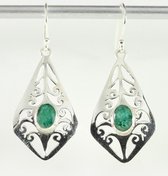 Opengewerkte zilveren oorbellen met smaragd
