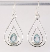 Opengewerkte zilveren oorbellen met blauwe topaas