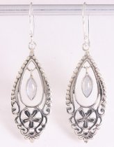 Lange opengewerkte zilveren oorbellen met regenboog maansteen