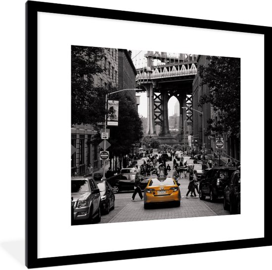 Fotolijst incl. Poster - Zwart-wit foto met een gele taxi in het Amerikaanse New York - 40x40 cm - Posterlijst