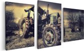 Artaza Canvas Schilderij Drieluik Oude Tractor op het Grasveld - Trekker - 120x60 - Foto Op Canvas - Canvas Print