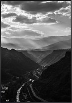 Poster in het zwart-wit van de wegen door de bergen - 30x40 cm
