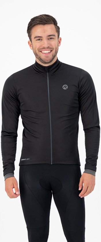 Man in zwart fietsjack en fietsbroek met logo's, lacht.