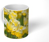 Mok - Veld met gele tulpen in de zomer - 350 ML - Beker