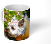 Mok - Een Yorkshire Terrier loopt langs kleurrijke bloemen - 350 ML - Beker