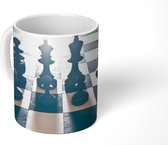 Mok - Koffiemok - De zwarte schaakstukken op het bord - Mokken - 350 ML - Beker - Koffiemokken - Theemok