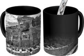 Magische Mok - Foto op Warmte Mok - Ruïnes van de Turkse fontein van Trajanus in Efeze - zwart wit - 350 ML