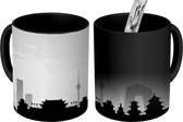 Magische Mok - Foto op Warmte Mok - tekening van een silhouet van de skyline van Beijing - zwart wit - 350 ML