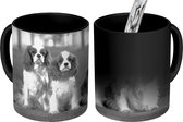 Magische Mok - Foto op Warmte Mok - Vier Cavalier King Charles-spaniëls op een rij - zwart wit - 350 ML
