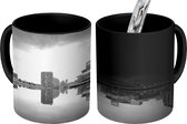 Magische Mok - Foto op Warmte Mok - De gebouwen van Manchester in Europa worden weerspiegeld door het water - zwart wit - 350 ML