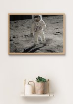 Poster In Houten Lijst - Maanlanding - Astronaut op de maan - Buzz Aldrin & Neil Armstrong - Large 50x70