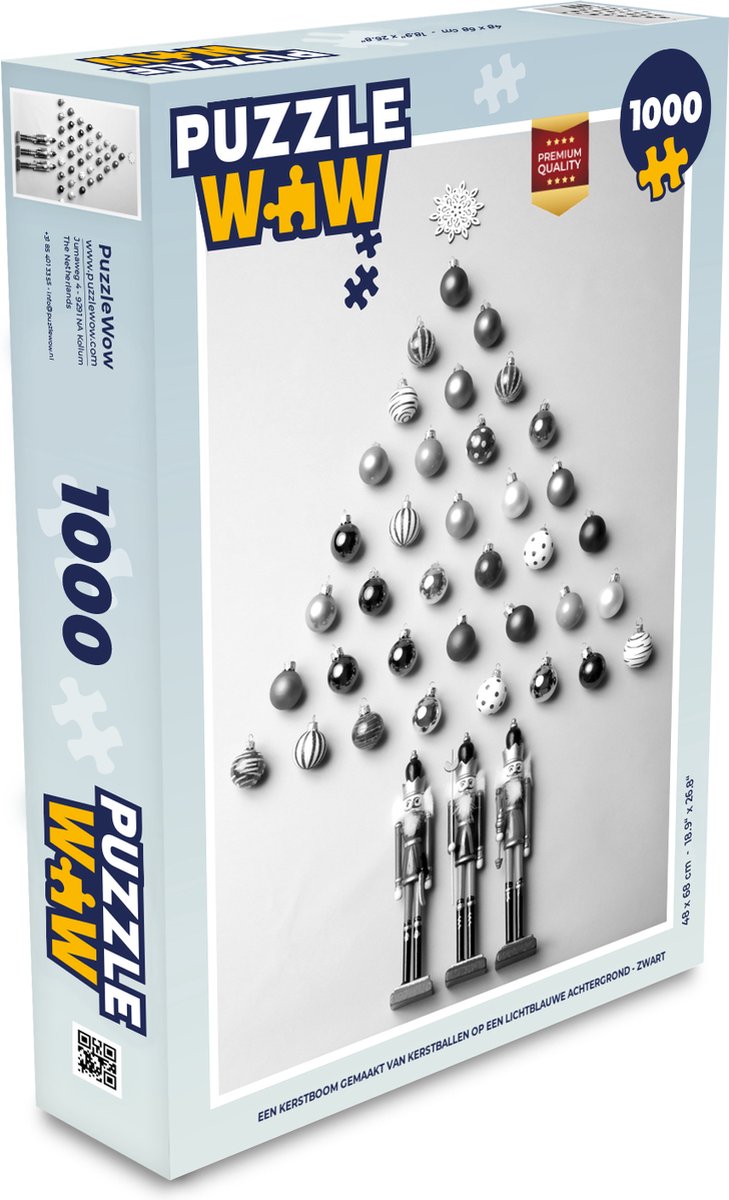 Puzzel 1000 stukjes volwassenen - Een kerstboom gemaakt van kerstballen op een lichtblauwe achtergrond - zwart wit - 480x680 cm - Kerst Puzzel - Christmas Puzzel
