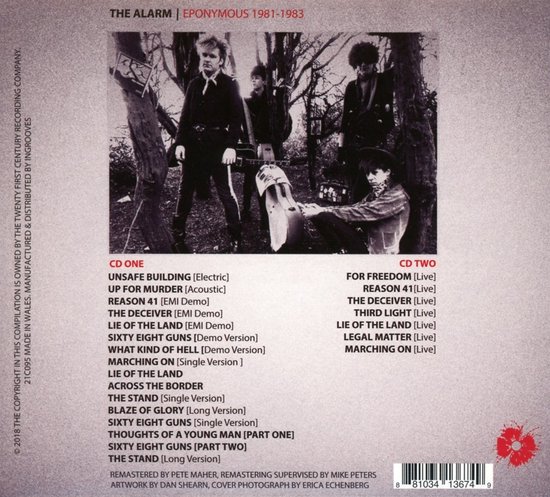 De achterkant van de albumhoes van The Alarm. De band staat op een foto in een bos.