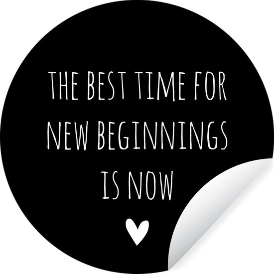 WallCircle - Muurstickers - Behangcirkel - Engelse quote "The best time for new beginnings is now" met een hartje tegen een zwarte achtergrond - ⌀ 30 cm - Muurcirkel - Zelfklevend - Ronde Behangsticker