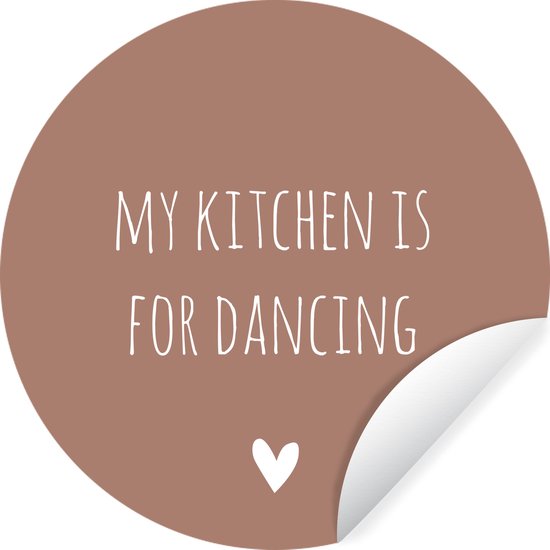 WallCircle - Muurstickers - Behangcirkel - Engelse quote "My kitchen is for dancing" met een hartje tegen een bruine achtergrond - ⌀ 140 cm - Muurcirkel - Zelfklevend - Ronde Behangsticker