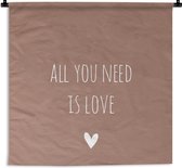 Wandkleed - Wanddoek - Engelse quote "All you need is love" met een hartje tegen een bruine achtergrond - 180x180 cm - Wandtapijt