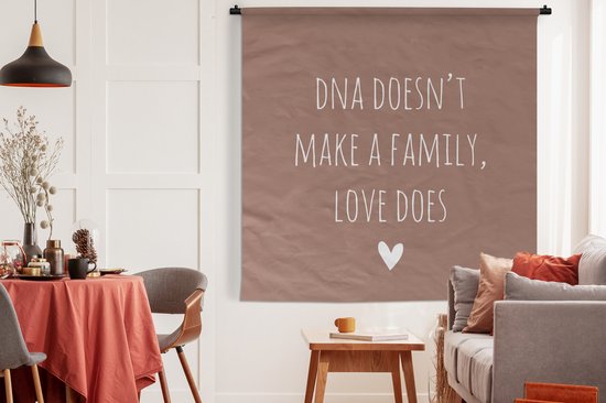 Wandkleed - Wanddoek - Engelse quote "DNA doesn't make a family, love does" met een hartje tegen een bruine achtergrond - 180x180 cm - Wandtapijt