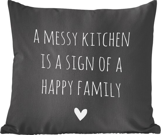 Sierkussens - Kussentjes Woonkamer - 60x60 cm - Engelse quote "A messy kitchen is a sign of a happy family" tegen een zwarte achtergrond