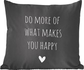 Sierkussens - Kussentjes Woonkamer - 60x60 cm - Engelse quote "Do more of what makes you happy" met een hartje tegen een zwarte achtergrond