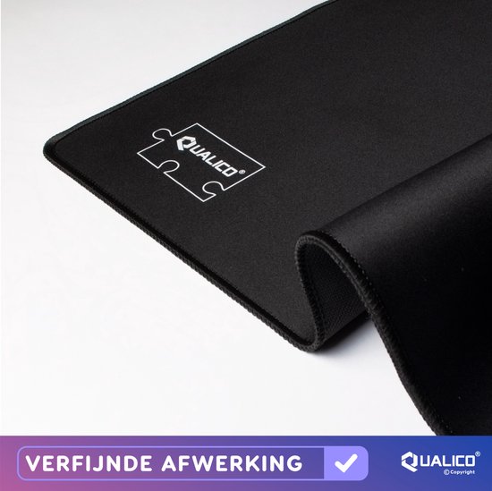 Close-up van de zwarte puzzelmat met een gedetailleerde naad en het QUALICO logo.