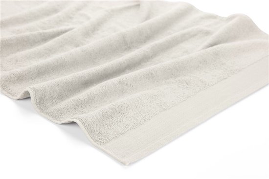 Gevouwen lichtgrijze Walra handdoek met een geweven rand.