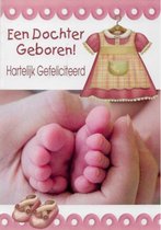 Een dochter geboren! Hartelijk gefeliciteerd! Een grappige kaart met mooie babykleding op de hanger en leuke schoentjes. Babyvoetjes en handjes. Een dubbele wenskaart inclusief envelop en in folie verpakt.