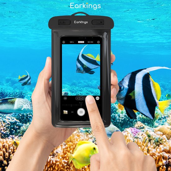 Handen houden waterdichte telefoonhoes, maken foto onder water van vissen. Water en koraal op achtergrond.