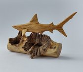 Handgesneden houten haai op houten roos