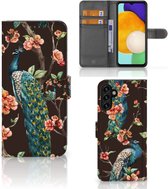Telefoonhoesje Geschikt voor Samsung Galaxy A13 5G | Geschikt voor Samsung Galaxy A04s Flipcase Cover Pauw met Bloemen