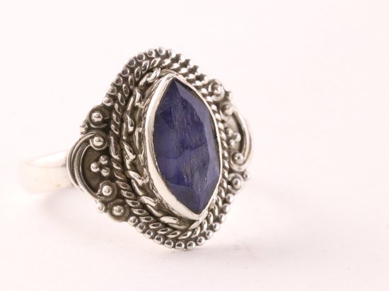 Bewerkte zilveren ring met blauwe saffier - maat 17.5