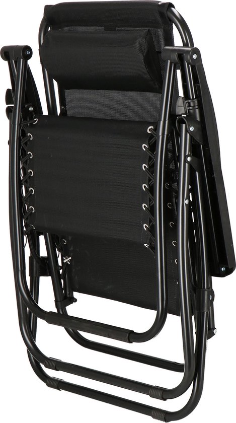 Gevouwen zwarte relaxstoel. De stoel is van gaasstof met een zwart metalen frame.
