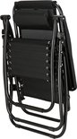 Gevouwen zwarte relaxstoel. De stoel is van gaasstof met een zwart metalen frame.