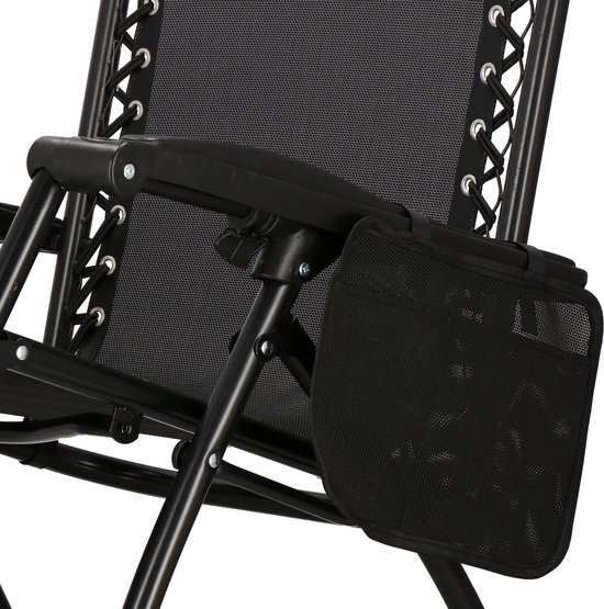 Detail van de zwarte relaxstoel: armleuning met opbergvak, frame van zwart metaal en gaasstof zitting.