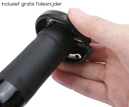 Hand die de foliesnijder gebruikt om de folie van een wijnfles te verwijderen.