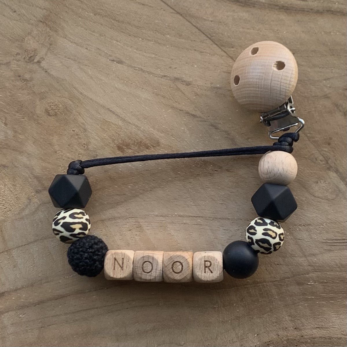 Goedkoopste Speenkoord met naam | Gepersonaliseerd | Panter - Hout | Kraamcadeau | Baby | Speenclip | Speenketting | Bebbes