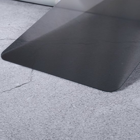 Donkergrijze screenprotector met afgeronde hoeken op een grijze ondergrond.