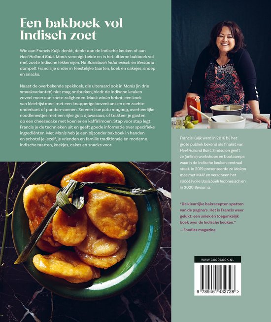 Francis Kuijk, auteur van "Manis", met een Indische keuken, met lekkernijen op de voorgrond.