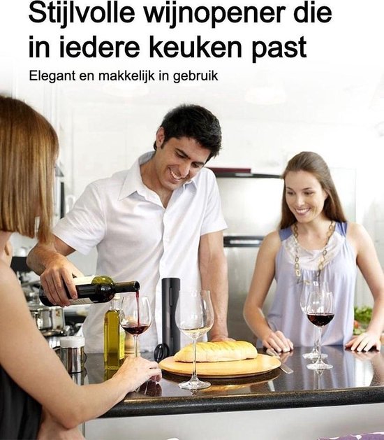Man schenkt rode wijn in een glas tijdens een etentje met twee vrouwen.
