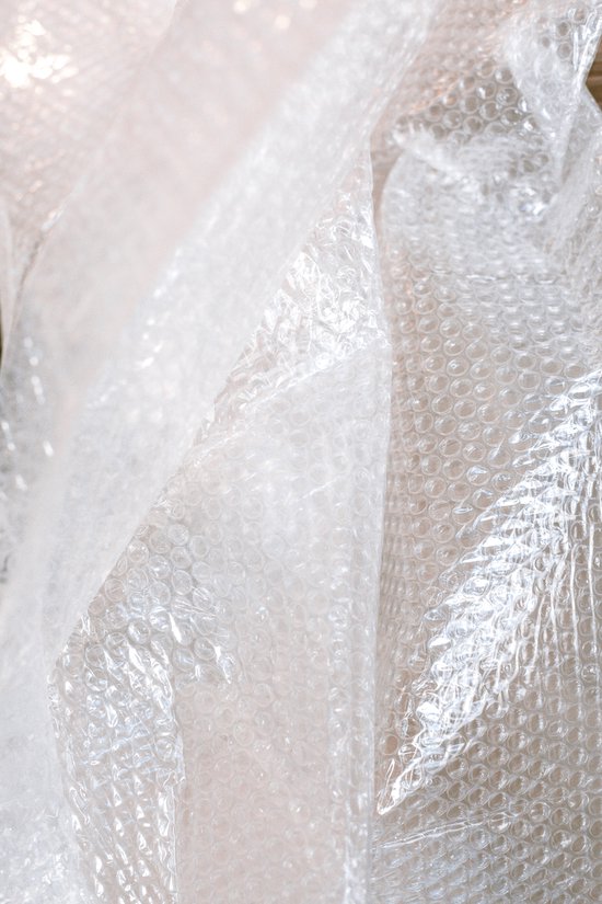 Close-up van doorzichtige noppenfolie met duidelijke bubbels.