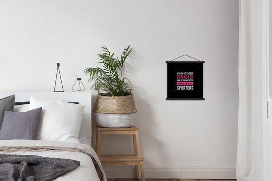 Posterhanger incl. Poster 40x40 cm - Schoolplaat - Trainer - Trots - Quote - Vrouw - Textielposter - Zwarte latten