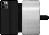 Bookcase Geschikt voor iPhone 11 Pro telefoonhoesje - Metaal print - Zilver - Grijs - Met vakjes - Wallet case met magneetsluiting