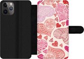 Bookcase Geschikt voor iPhone 11 Pro Max telefoonhoesje - Een illustratie met roze en rode hartjes - Met vakjes - Wallet case met magneetsluiting