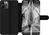 Bookcase Geschikt voor iPhone 11 Pro telefoonhoesje - Brooklyn brug tijdens de regen in zwart-wit - Met vakjes - Wallet case met magneetsluiting