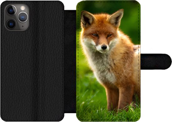 Telefoonhoesje Geschikt voor iPhone 11 Pro Max telefoonhoesje - Vos - Licht - Gras - Met vakjes - Wallet case met magneetsluiting