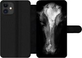 Bookcase Geschikt voor iPhone 11 telefoonhoesje - Portretfoto koe op zwarte achtergrond in zwart-wit - Met vakjes - Wallet case met magneetsluiting