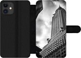 Bookcase Geschikt voor iPhone 11 telefoonhoesje - Chrysler Gebouw in New York vanaf de onderkant gemaakt in zwart-wit - Met vakjes - Wallet case met magneetsluiting