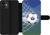 Bookcase Geschikt voor iPhone 11 telefoonhoesje - Een illustratie van een voetbal in het net -Jongens - Meisjes - Kinderen - Met vakjes - Wallet case met magneetsluiting