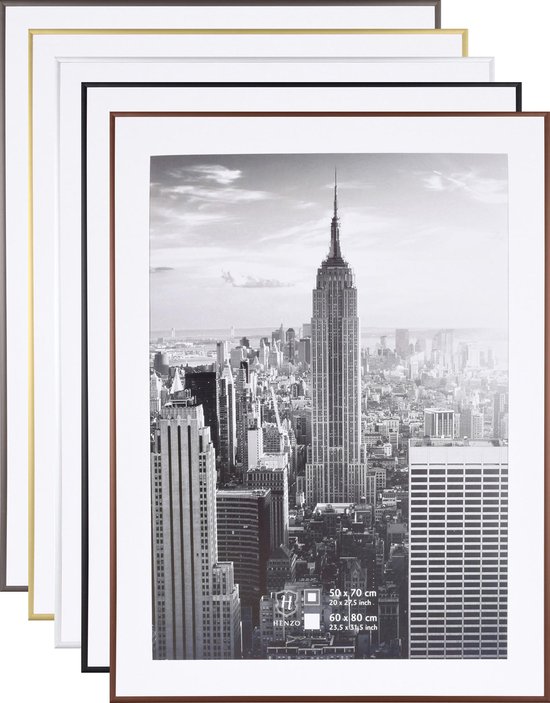 Verschillende donkergrijze, gouden, zilveren en witte fotolijsten met Empire State Building
