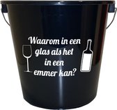 Emmer - 5 liter - zwart - met tekst: Wijn waarom in een glas als het in een emmer kan – Cadeau – Geschenk – Gift – Kado – Surprise